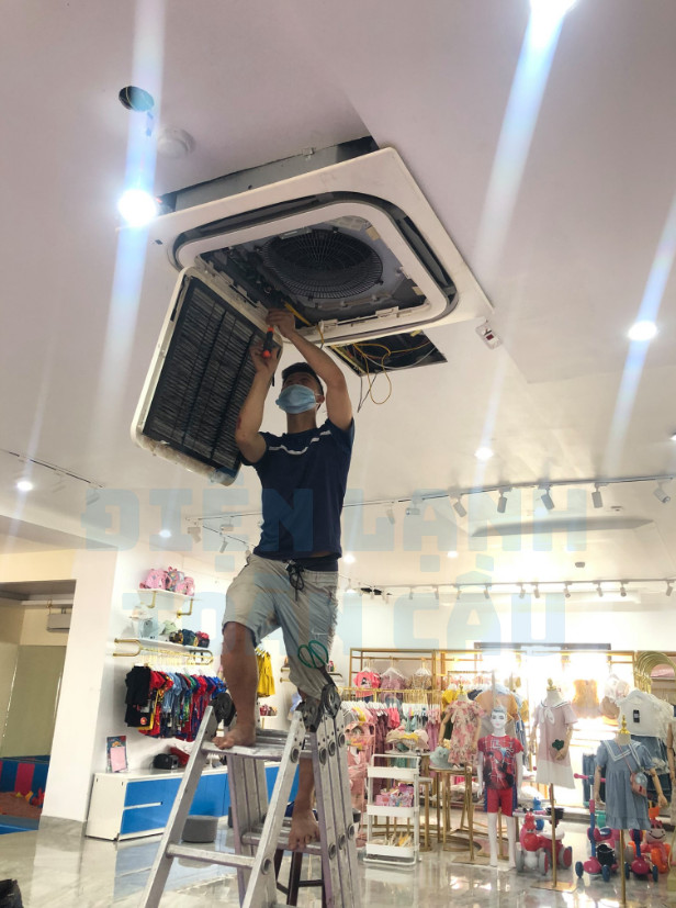 Thợ đang sửa máy lạnh âm trần